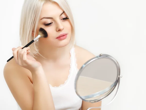 Schönheit Mädchen mit Make-up Pinsel — Stockfoto