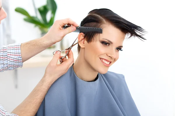 Hairdresser doing Hairstyle — Stock Photo, Image