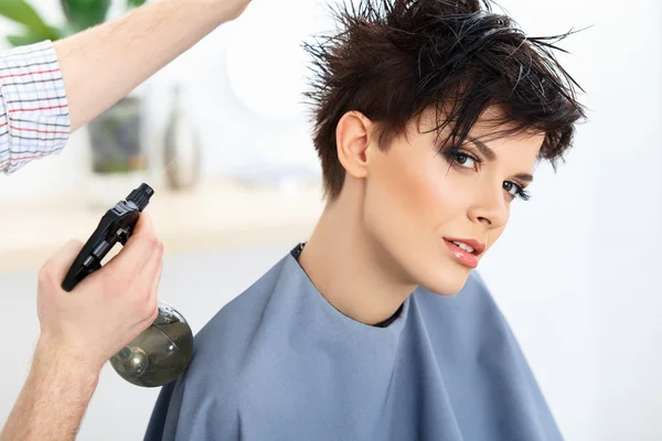 Peluquería haciendo peinado — Foto de Stock