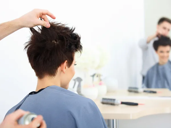 Friseur macht Frisur — Stockfoto