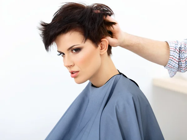 Brünette mit kurzen Haaren im Friseursalon — Stockfoto