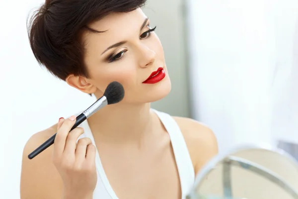 Beauty Girl with Makeup Brush. — Stock Photo, Image