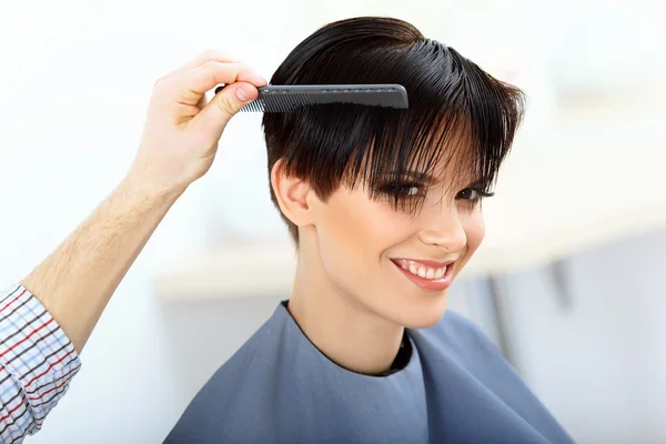 Frau im Friseursalon — Stockfoto