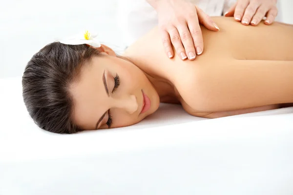 Schöne Frau bekommt Massage — Stockfoto