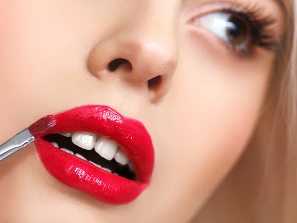 Donna con le labbra rosse — Foto Stock