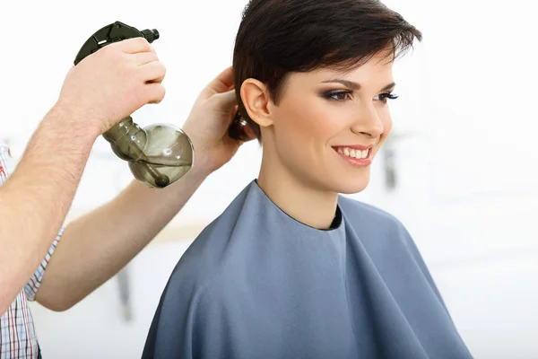 Bruna in salone di parrucchiere — Foto Stock