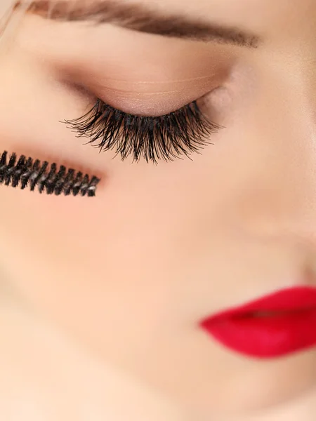 Женский глаз с красивым макияжем — стоковое фото