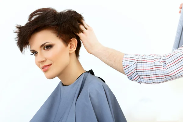 Morena com cabelo curto no salão de cabeleireiro — Fotografia de Stock