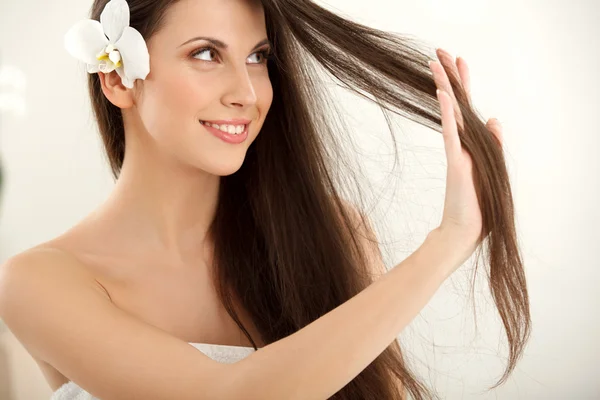 Mulher bonita com cabelo comprido — Fotografia de Stock