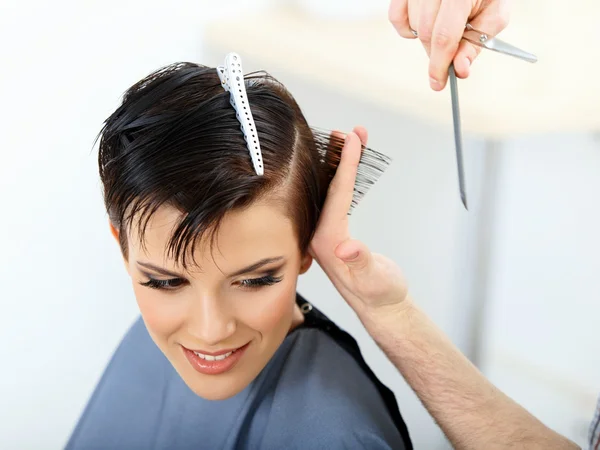 Friseur schneidet Frau die Haare — Stockfoto