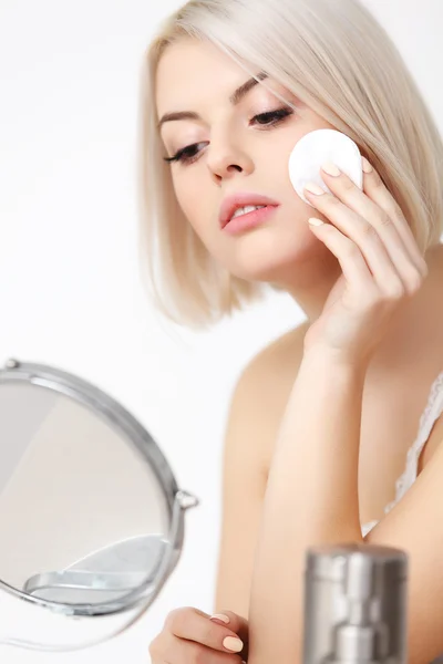 Mujer haciendo maquillaje diario —  Fotos de Stock