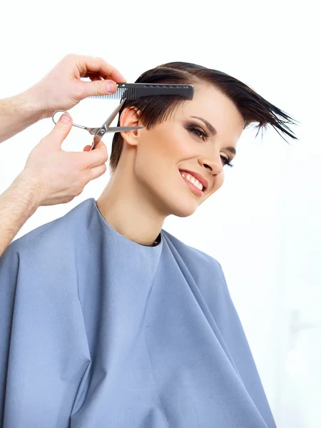 Brünette mit kurzen Haaren im Friseursalon — Stockfoto