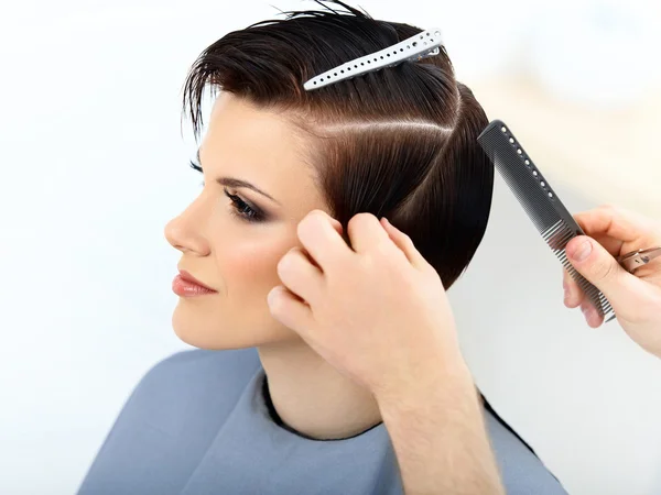 Brünette mit kurzen Haaren im Friseursalon — Stockfoto