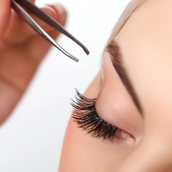 Frauenauge mit langen Wimpern. — Stockfoto