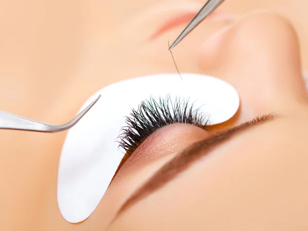 Frauenauge mit langen Wimpern. Wimpernverlängerung — Stockfoto