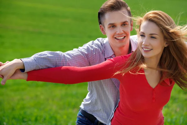 Retrato de casal jovem atraente no amor ao ar livre. Amor e f — Fotografia de Stock