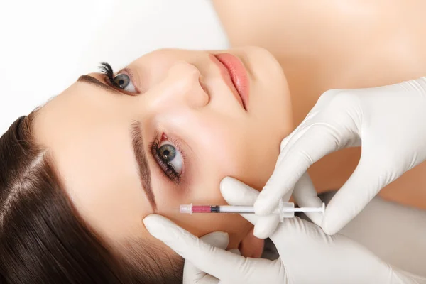 Mulher bonita recebe injeções. Cosmetologia. Cara de beleza — Fotografia de Stock