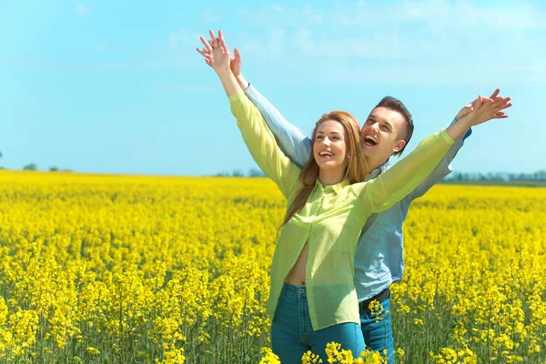 Pareja feliz divirtiéndose en vacaciones de viaje . — Foto de Stock