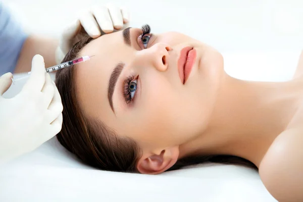 Beautiful woman gets injections. Cosmetology. Beauty Face — Stock Photo, Image