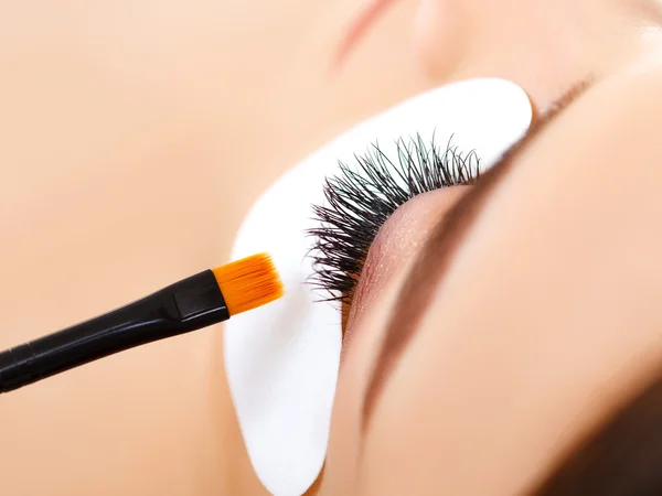 Vrouw oog met lange wimpers. Eyelash-uitbreiding — Stockfoto