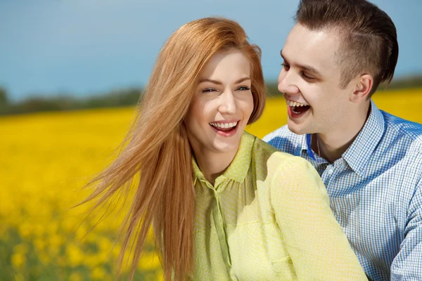 Junges glückliches Paar umarmt und lacht. — Stockfoto