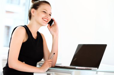 İş kadını cep telefonuyla konuşuyor