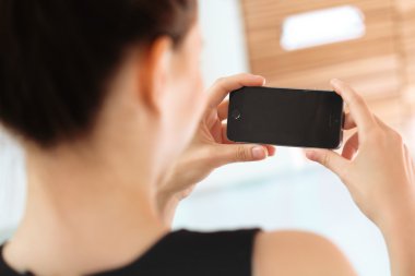 Mobil akıllı telefon kullanan kadın