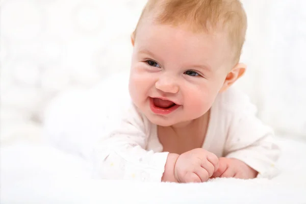 Sorrindo bebê menina — Fotografia de Stock