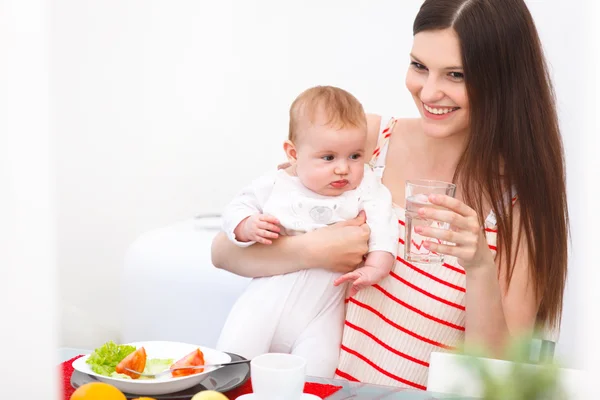 Mãe e bebê comendo em casa — Fotografia de Stock