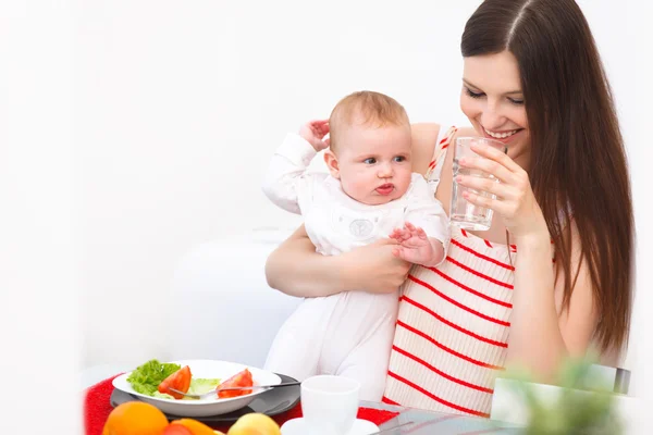 Mãe e bebê comendo em casa — Fotografia de Stock