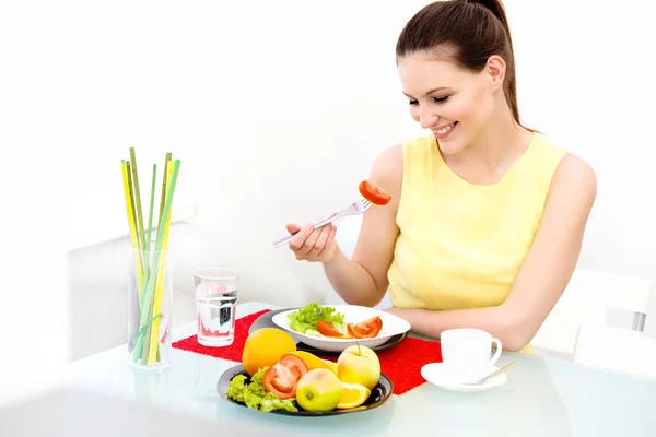 건강에 좋은 음식을 먹는 여성 — 스톡 사진