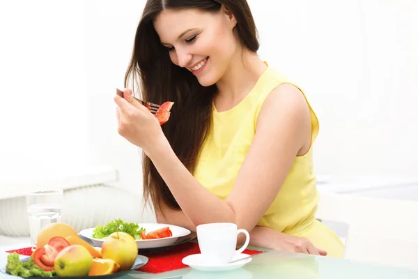 Kvinna äter hälsosam mat — Stockfoto
