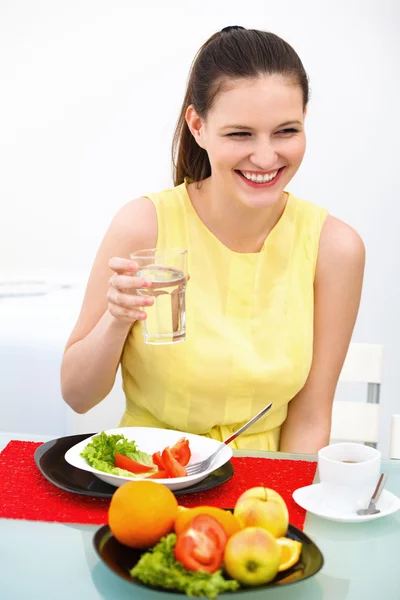 건강에 좋은 음식을 먹는 여성 — 스톡 사진