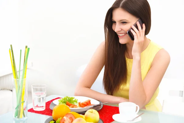 Žena mluví na mobilním telefonu — Stock fotografie