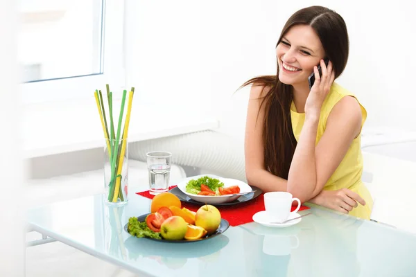 Vrouw praten op mobiele telefoon — Stockfoto