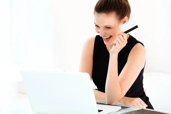 Mujer de compras desde internet — Foto de Stock