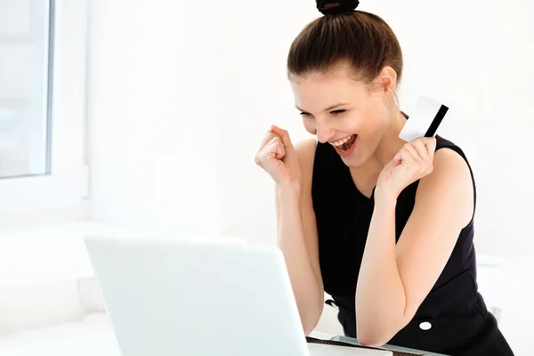 Mujer de compras desde internet — Foto de Stock