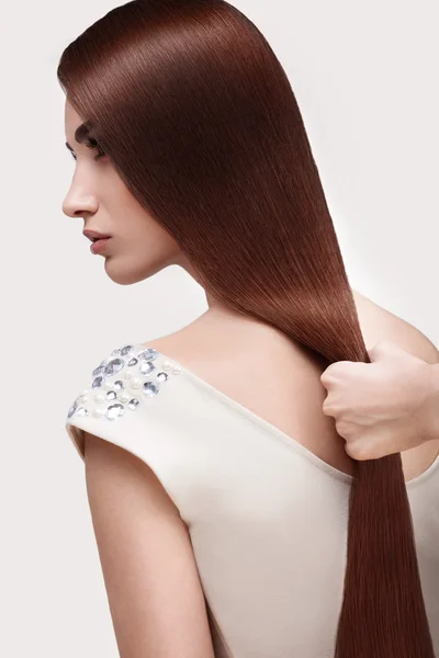 Uzun kahverengi saçlı kadın — Stok fotoğraf