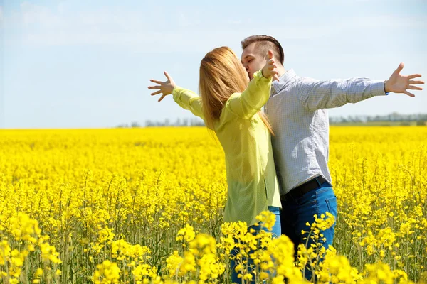 Verliebtes Paar küsst — Stockfoto