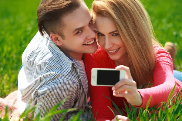 Çiftler selfie alarak kendi kendine portre — Stok fotoğraf