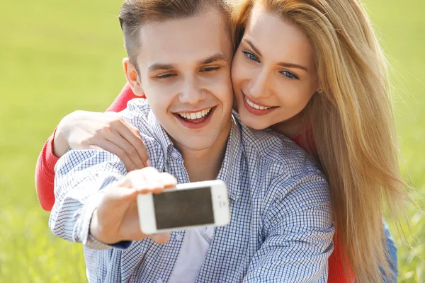 Paare machen Selfie-Selbstporträt — Stockfoto