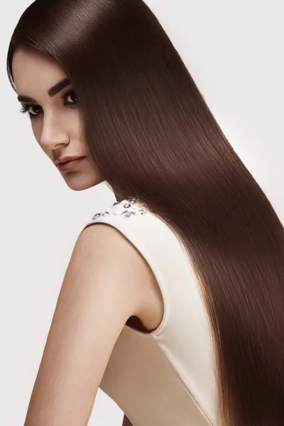 Mulher com cabelo castanho longo — Fotografia de Stock