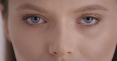 Güzellik. Stüdyoda poz veren göz kamaştırıcı genç bayanın portresini yakından çek. Gri arkaplan üzerinde çıplak makyajlı ve saç stili olan beyaz bir model..