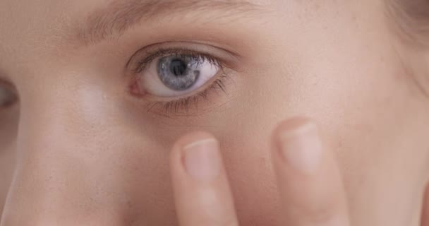Yüz Bakımı Mükemmel Sağlıklı Ciltli Göz Altında Parmaklarıyla Masaj Yapan — Stok video