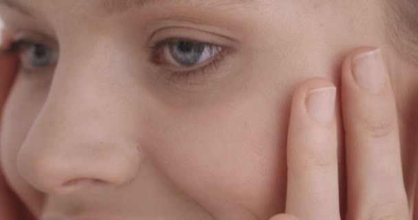 Догляд Шкірою Обличчя Приємна Молода Жінка Натуральною Красою Масажує Обличчя — стокове відео