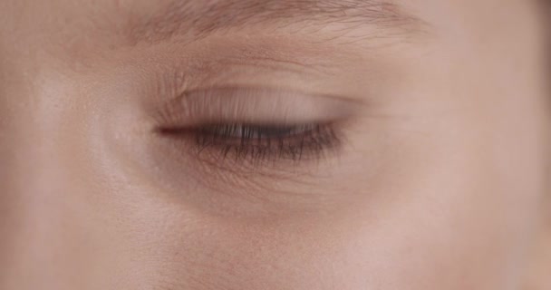 Красота Красивая Молодая Женщина Голубыми Глазами Студии Сосредоточься Части Женского — стоковое видео