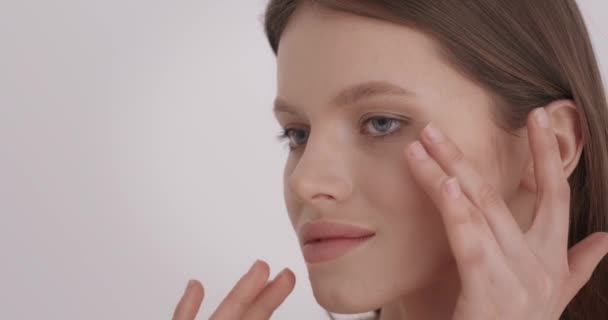 Ansiktsvård Vacker Kvinna Med Naturlig Skönhet Poserar Över Grå Bakgrund — Stockvideo