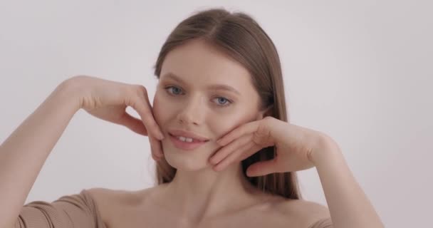 Bellezza Bella Donna Delicatamente Toccando Sua Pelle Liscia Viso Chiaro — Video Stock