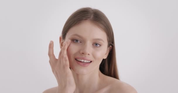 Beauté Soin Peau Belle Femme Caucasienne Moitié Nue Appliquant Crème — Video