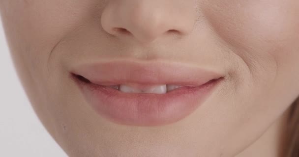 Lach Met Natuurlijke Lippen Witte Tanden Close Van Jonge Vrouw Videoclip